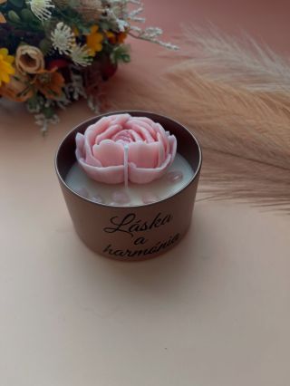 ✨ Láska, harmónia a pokoj v jednej sviečke ✨ 🌸 Objav čaro prírodnej sójovej sviečky s minerálom ruženín – kameňom lásky 🩷...