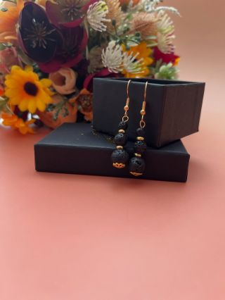 🖤 Elegantné. Silné. Prírodné. Náušnice z čiernej lávy nie sú len šperk – sú odkazom na vnútornú silu a pokoj. ✨Vyrobené...